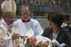 Papa Francesco battezza un bambino nella Festa del Battesimo di Gesù